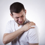 首の痛みや肩コリ対策に！人間工学に基づいた理想的なPC環境を作る方法