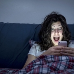 眩しくない！iPhoneの画面を瞬時に最低レベルより暗くする裏ワザ