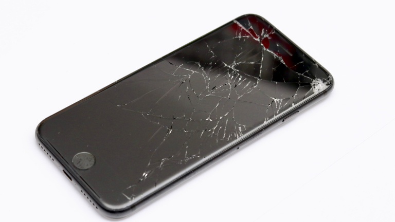 【放置は危険…】iPhoneの画面割れの修理費用や時間の目安とは