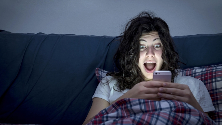 眩しくない！iPhoneの画面を瞬時に最低レベルより暗くする裏ワザ