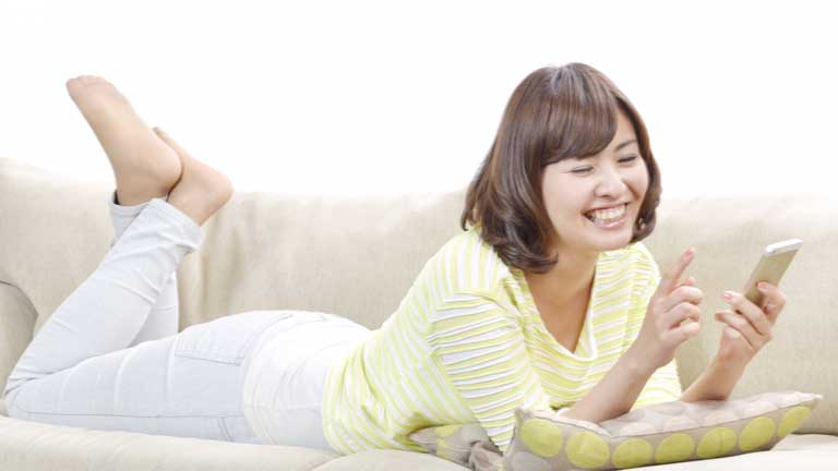 スマホ依存は美容の大敵！？スマホが美容に及ぼす５つの悪影響