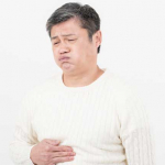 仕事にも影響する？！暴飲暴食が原因の胃もたれや胸焼けで辛い時の対処法