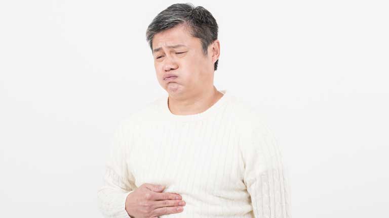 仕事にも影響する？！暴飲暴食が原因の胃もたれや胸焼けで辛い時の対処法